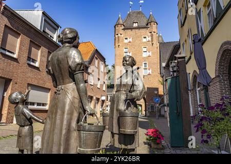 Sculpture en bronze "les femmes à la pompe à eau" et la porte intérieure du Klever à Xanten, Bas-Rhin, Rhénanie du Nord-Westphalie, Allemagne, Europe Banque D'Images