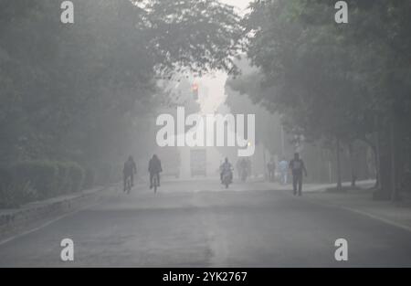 New Delhi, Inde. 16 novembre 2024. NEW DELHI, INDE - 16 NOVEMBRE : véhicules pendant la matinée de smog intense et brumeuse sur Janpath Road, le 16 novembre 2024 à New Delhi, Inde. (Photo de Vipin Kumar/Hindustan Times/Sipa USA ) crédit : Sipa USA/Alamy Live News Banque D'Images