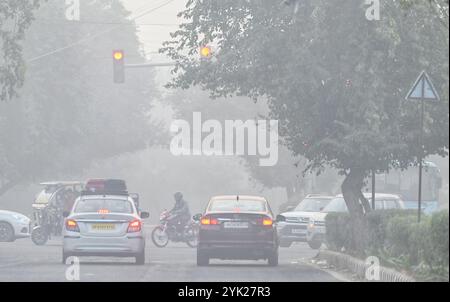 New Delhi, Inde. 16 novembre 2024. NEW DELHI, INDE - 16 NOVEMBRE : véhicules pendant la matinée de smog intense et brumeuse à Dwarka, le 16 novembre 2024 à New Delhi, Inde. (Photo de Vipin Kumar/Hindustan Times/Sipa USA ) crédit : Sipa USA/Alamy Live News Banque D'Images