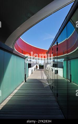 L'installation 'votre panorama arc-en-ciel', une passerelle circulaire avec des fenêtres aux couleurs de l'arc-en-ciel (par Olafur Eliasson, un artiste danois-islandais) Banque D'Images