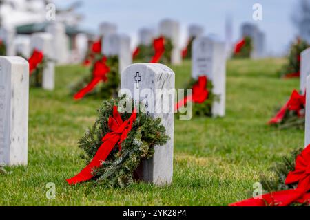 Au sommet d'une colline, un cimetière de vétérans avec des pierres tombales blanches et le drapeau américain évoque l'honneur profond, le sacrifice et la fierté nationale durable. Banque D'Images