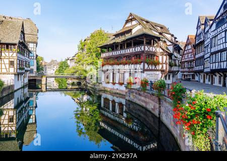 Quai de la petite France avec Maison des Tanneurs sur le l&#39;Ill à Strasbourg dans le département du Bas-Rhin dans la région Grand est en Alsace (Alsace) Banque D'Images