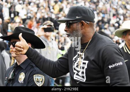 Boulder, États-Unis. 16 novembre 2024. L’entraîneur-chef du Colorado, Deion Sanders, donne le coup de pouce en quittant le terrain après que le Colorado ait battu l’Utah 49-24 à Folsom Field à Boulder, Colorado, le samedi 16 novembre 2024. Photo de Kate Benic/UPI crédit : UPI/Alamy Live News Banque D'Images