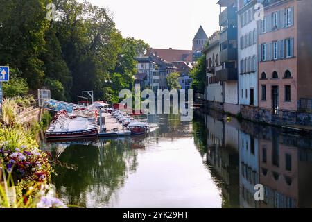 La petite France et bateaux d'excursion sur le l&#39;Ill dans la lumière du matin au Quai Woerthel à Strasbourg dans le département du Bas-Rhin dans le Grand Banque D'Images