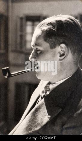 Homme italien posant pour un portrait tout en fumant une pipe dans un moment de détente. La photo a été prise au milieu des années trente à Milan Banque D'Images