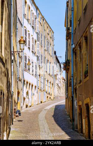 Rue des murs à la vieille ville (colline Sainte-Croix) à Metz dans le département de la Moselle dans la région Grand est de la France Banque D'Images