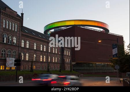 AROS Aarhus Kunstmuseum (conçu par les architectes danois Schmidt Hammer Lassen) surmonté de l'installation 'votre panorama arc-en-ciel' une passerelle circulaire Banque D'Images