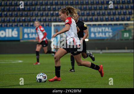 Sittard, pays-Bas. 16 novembre 2024. Sittard, pays-Bas, 16 novembre 2024 : Jarne Teulings (7 Feyenoord Vrouwen) contrôle le ballon (action) lors du match Azerion Vrouwen Eredivisie entre Fortuna Sittard Vrouwen et Feyenoord Vrouwen au Fortuna Sittard Stadion de Sittard, aux pays-Bas (Martin Pitsch/SPP) crédit : SPP Sport Press photo. /Alamy Live News Banque D'Images