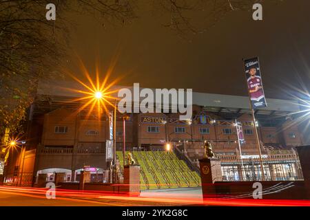 L'entrée principale de Villa Park, domicile de l'Aston Villa FC la nuit à Birmingham, West Midlands, Royaume-Uni Banque D'Images