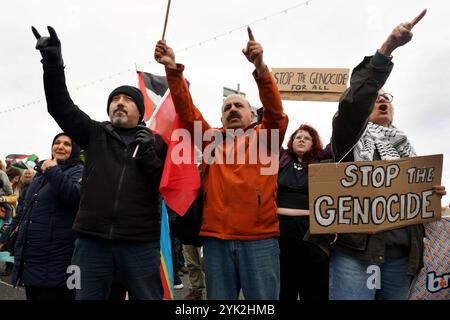 Conwy, Royaume-Uni. 16 novembre 2024. Un partisan pro-palestinien tient une pancarte pendant la manifestation. Les partisans pro-palestiniens du nord du pays de Galles sont descendus dans la rue à nouveau lors de la conférence du Parti travailliste gallois à Llandudno. Les manifestants portaient une réplique de "bébés morts" enveloppés dans des enveloppes et criaient "HONTE À VOUS" et "PALESTINE LIBRE" devant le lieu de la conférence, en colère contre la position du premier ministre britannique, Sir Keir Starmer sur la guerre à Gaza et au Liban et le silence de son parti sur les morts et les souffrances d'hommes, de femmes et d'enfants innocents dans le conflit. Crédit : SOPA images Limited/Alamy Live News Banque D'Images