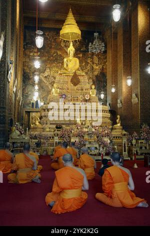 Thaïlande, Bangkok, temple bouddhiste Wat Pho, moines bouddhistes priant. Banque D'Images