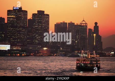 Chine, Hong Kong, Sheung Wan district skyline au crépuscule, port Banque D'Images