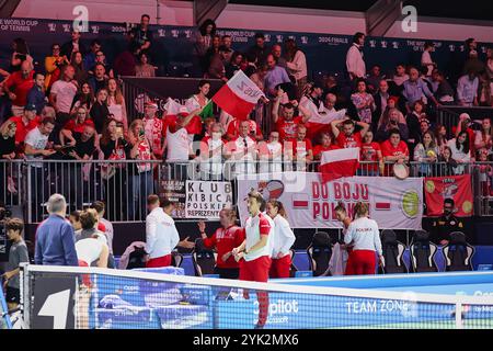 Malaga, Malaga, Espagne. 17 novembre 2024. Impressions, fans de Team Poland célèbre la victoire du match d'IgA Swiatek de Pologne lors de la finale de la Billie Jean King Cup 2024 - Tennis féminin (crédit image : © Mathias Schulz/ZUMA Press Wire) USAGE ÉDITORIAL SEULEMENT! Non destiné à UN USAGE commercial ! Banque D'Images