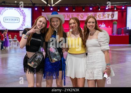 Toronto, Canada. 15 novembre 2024. Swifties pose pour la photo alors qu'ils assistaient au Taylgate '24 à Taylgate '24, au Metro Convention Centre. Taylgate '24 est une expérience de fans sur le thème de Taylor Swift à Toronto qui se tient en parallèle de ses six concerts à guichets fermés. L'événement offre des activités telles que le chant-alongs, DJ sets et la fabrication de bracelets d'amitié, créant un centre de célébration pour les Swifties de tous âges. (Photo de Shawn Goldberg/SOPA images/SIPA USA) crédit : SIPA USA/Alamy Live News Banque D'Images