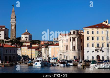 La Slovénie, Piran, marina, bateaux, vue générale, Skyline Banque D'Images