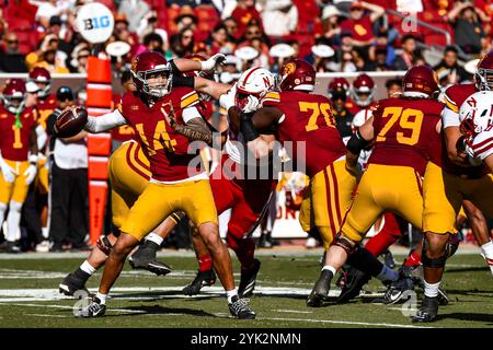 Los Angeles, CA. 16 novembre 2024. Le quarterback des Trojans de l'USC Jayden Maiava (14 ans) en action au premier quart-temps lors du match de football de la NCAA entre les Cornhuskers du Nebraska et les Trojans de l'USC au Coliseum de Los Angeles, en Californie. Crédit photo obligatoire : Louis Lopez/Cal Sport Media/Alamy Live News Banque D'Images