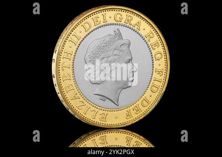 Le 4e portrait de la reine Elizabeth II sur une pièce de 2005 £ 2 commémorant les 200 ans de la parcelle de la poudre à canon. Conçu par Ian Rank Broadley Banque D'Images