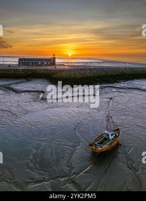 Morecambe Bay, Lancashire, Royaume-Uni. 12.11.2024 Morecambe Stone Pier Lighthouse construit en 1815 photographié au coucher du soleil à marée basse. 12 novembre 2024 Banque D'Images