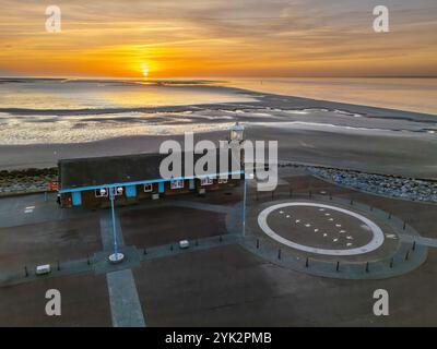 Morecambe Bay, Lancashire, Royaume-Uni. 12.11.2024 Morecambe Stone Compass Rose et phare photographiés au coucher du soleil à marée basse. 12 novembre 2024 Banque D'Images