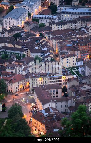 France, Rhône-Alpes, Grenoble, horizon, vue aérienne générale, nuit. Banque D'Images