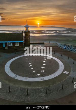 Morecambe Bay, Lancashire, Royaume-Uni. 12.11.2024 Morecambe Stone Compass Rose et phare photographiés au coucher du soleil à marée basse. 12 novembre 2024 Banque D'Images