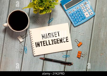 Le concept du business de l'information. Le texte de l'AUTOMATISATION DES AFFAIRES est écrit dans un cahier sur un fond blanc. Banque D'Images