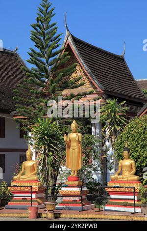 Laos, Luang Prabang, Wat mai Suwannaphumaham, temple bouddhiste, statues de Bouddha. Banque D'Images