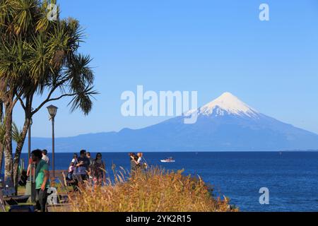 Chili, région des lacs, Puerto Varas, lac Llanquihue, volcan Osorno, gens,. Banque D'Images