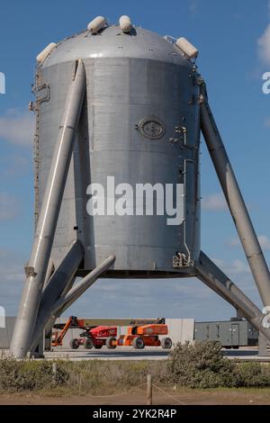 Boca Chica, États-Unis. 16 novembre 2024. Mois après mois, les changements apportés à l'ensemble de l'usine de fusées SpaceX Starship sont impressionnants. 16 novembre 2024 vues pour le lancement de Starship IFT-6. Starbase Boca Chica Texas Cameron County Tesas USA. (Photo de Scott Schilke/SipaUSA) crédit : Sipa USA/Alamy Live News Banque D'Images