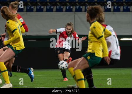 Sittard, pays-Bas. 16 novembre 2024. Sittard, pays-Bas, 16 novembre 2024 : Jarne Teulings (7 Feyenoord Vrouwen) tire le ballon (action) lors du match Azerion Vrouwen Eredivisie entre Fortuna Sittard Vrouwen et Feyenoord Vrouwen au Fortuna Sittard Stadion de Sittard, pays-Bas (Martin Pitsch/SPP) crédit : SPP Sport Press photo. /Alamy Live News Banque D'Images