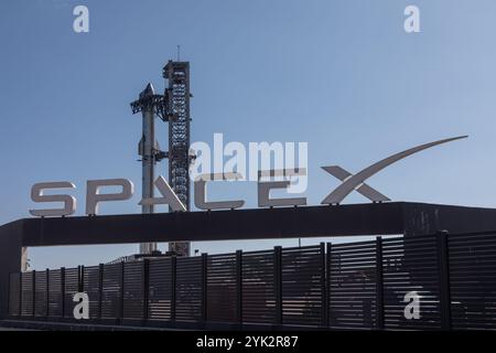 Boca Chica, États-Unis. 16 novembre 2024. Mois après mois, les changements apportés à l'ensemble de l'usine de fusées SpaceX Starship sont impressionnants. 16 novembre 2024 vues pour le lancement de Starship IFT-6. Starbase Boca Chica Texas Cameron County Tesas USA. (Photo de Scott Schilke/SipaUSA) crédit : Sipa USA/Alamy Live News Banque D'Images