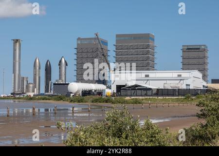 Boca Chica, États-Unis. 16 novembre 2024. Mois après mois, les changements apportés à l'ensemble de l'usine de fusées SpaceX Starship sont impressionnants. 16 novembre 2024 vues pour le lancement de Starship IFT-6. Starbase Boca Chica Texas Cameron County Tesas USA. (Photo de Scott Schilke/SipaUSA) crédit : Sipa USA/Alamy Live News Banque D'Images