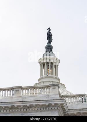 La Statue de la liberté en bronze, orientée vers l'est au-dessus de l'entrée centrale, couronne le dôme du Capitole des États-Unis. Banque D'Images