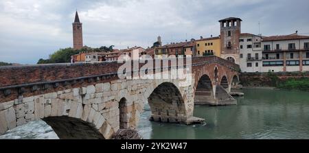 VÉRONE-ITALIE-17 septembre 2024 : le Ponte Pietra est un pont en arc romain traversant l'Adige à Vérone, en Italie. Banque D'Images