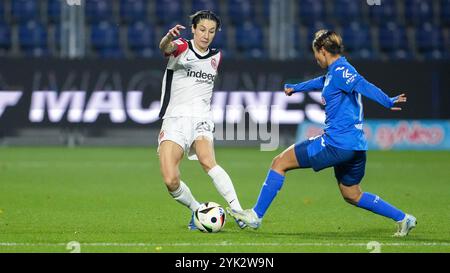 v.Li. : Sara Doorsoun-Khajeh (SGE, 23), Gia Corley (STG, 10), Zweikampf, Spielszene, Duell, duel, tackling, Dynamik, action, Aktion, 16.11.2024, Sinsheim (Hoffenheim) (Allemagne), Fussball, Google Pixel Frauen-Bundesliga, TSG 1899 Hoffenheim - SG Eintracht Frankfurt, DFB/DFL LA RÉGLEMENTATION INTERDIT TOUTE UTILISATION DE PHOTOGRAPHIES COMME SÉQUENCES D'IMAGES ET/OU QUASI-VIDÉO. Banque D'Images