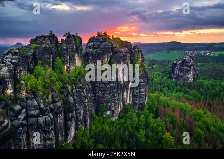 Coucher de soleil, heure d'or, Forêt, Schrammsteine, Suisse saxonne, Saxe, Allemagne, Europe Banque D'Images