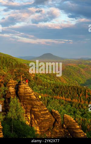 Coucher de soleil, heure dorée, falaises, forêt, Schrammsteine, Suisse saxonne, Saxe, Allemagne, Europe Banque D'Images