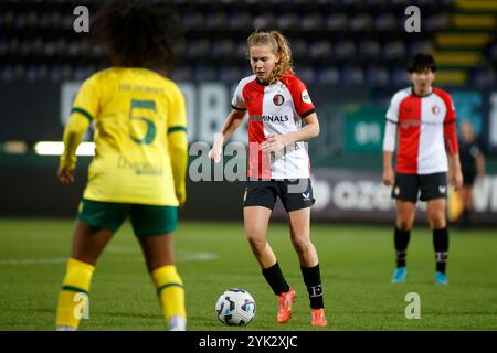 SITTARD, PAYS-BAS - 16 NOVEMBRE : Jarne Teulings de Feyenoord passe le ballon lors du match Azerion Vrouwen Eredivisie entre Fortuna Sittard et Feyenoord au Fortuna Sittard Stadion le 16 novembre 2024 à Sittard, pays-Bas (photo de Orange Pictures/Orange Pictures) crédit : Orange pics BV/Alamy Live News Banque D'Images