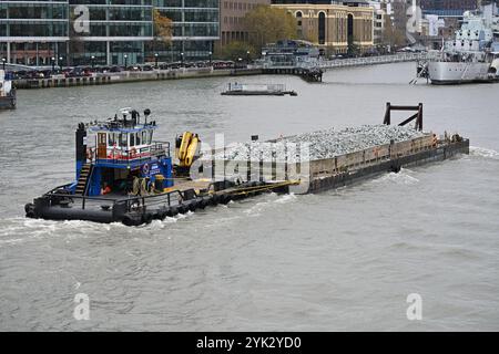 Une barge sur la Tamise transportant une cargaison de rochers Banque D'Images