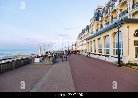 Promenade de la plage (Promenade Marcel Proust) avec Grand Hôtel (le Grand Hôtel) et vue sur la plage au coucher du soleil dans la lumière du soir à Cabourg sur le CoA des fleurs Banque D'Images