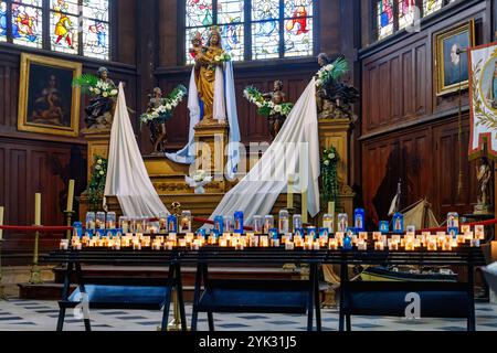 Allumée offrant bougies et bougies de prière avec statue de la Sainte mère de Dieu à l'intérieur de l'église Sainte-Catherine à Honfleur sur le Flo Banque D'Images