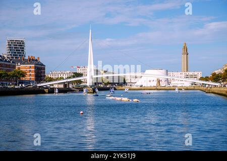 Bassin du commerce avec pont piétonnier passerelle de la Bourse et bateaux d'entraînement de l'école de voile, vue et tour d'Alta tournée de l'arche Banque D'Images