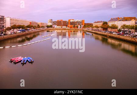 Bassin du commerce avec bateaux d'entraînement de l'école de voile et vue sur le quai d&#39;Angoulême (Angoulême) avec Hôtel Mercure le Havre Centre et b Banque D'Images