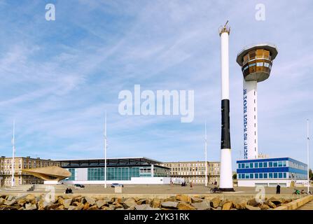 Tour de contrôle portuaire sémaphore (Semaphore) et musée d'art Musée Malraux (MuMa) au Havre sur la côte d'Albâtre (Côte d&#39;Albatre, Cote d&#39;Albatr Banque D'Images