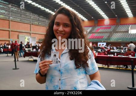 Mexico, Mexique. 16 novembre 2024. Une personne montre son nouveau permis de conduire permanent après en avoir fait la demande, au point de traitement installé dans la Ciudad Deportiva, dans le bureau du maire d'Iztacalco. Le 16 novembre 2024 à Mexico, Mexique. (Photo de Carlos Santiago/Eyepix Group/SIPA USA) crédit : SIPA USA/Alamy Live News Banque D'Images