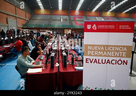 Mexico, Mexique. 16 novembre 2024. Les gens assistent pour demander des permis de conduire permanents, au point de traitement installé dans la Ciudad Deportiva, dans le bureau du maire d'Iztacalco. Le 16 novembre 2024 à Mexico, Mexique. (Photo de Carlos Santiago/Eyepix Group/SIPA USA) crédit : SIPA USA/Alamy Live News Banque D'Images