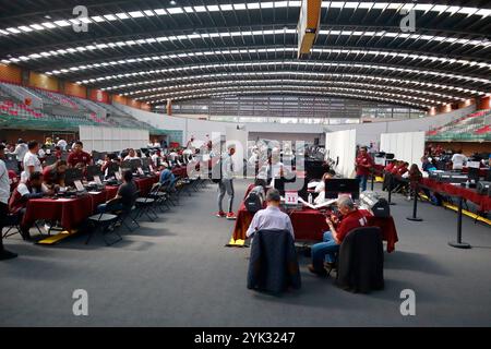 Mexico, Mexique. 16 novembre 2024. Les gens assistent pour demander des permis de conduire permanents, au point de traitement installé dans la Ciudad Deportiva, dans le bureau du maire d'Iztacalco. Le 16 novembre 2024 à Mexico, Mexique. (Photo de Carlos Santiago/Eyepix Group/SIPA USA) crédit : SIPA USA/Alamy Live News Banque D'Images