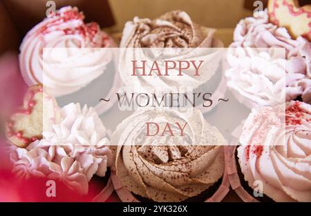 Texte Happy Womens Day sur des petits gâteaux esthétiques. Présent, souhaitant, célébrant les vacances Journée internationale de la femme. Banque D'Images