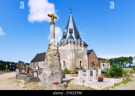 Église Saint-Aubin avec cimetière à Saint-Aubin-sur-mer sur la Côte d'Albâtre (Côte d&#39;Albâtre, Côte d&#39;Albatre) en Seine-maritime d Banque D'Images