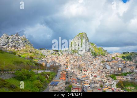 Village de montagne de Caltabellotta, vue en angle, Caltabellotta, district d'Agrigente, Sicile, Italie Banque D'Images